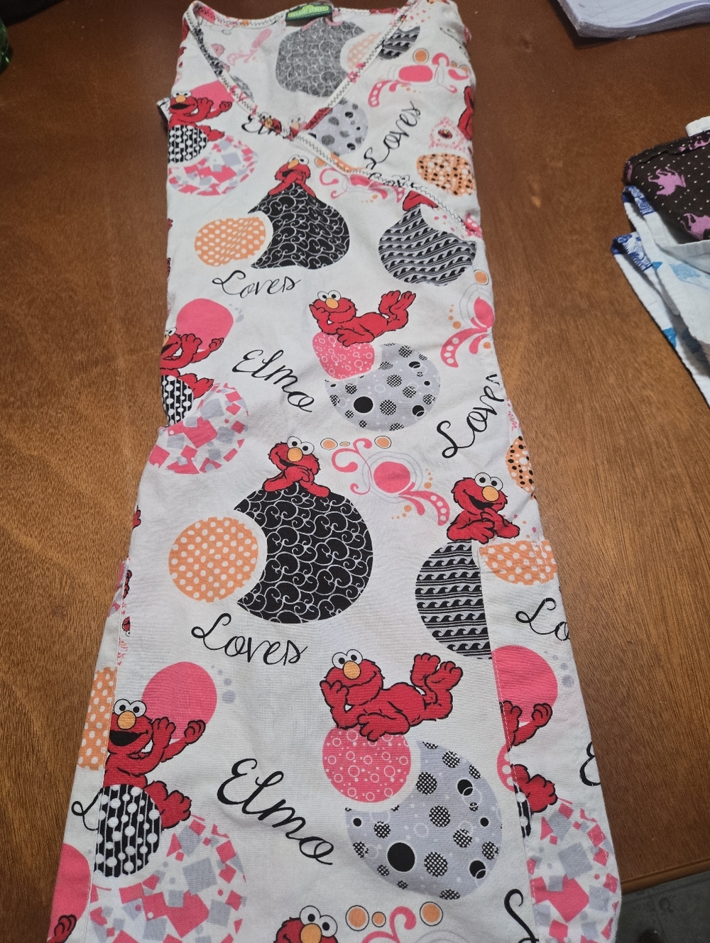 Elmo Print Short Sleeve-scrub Top Size  Xl Background with Red & Pink Accents